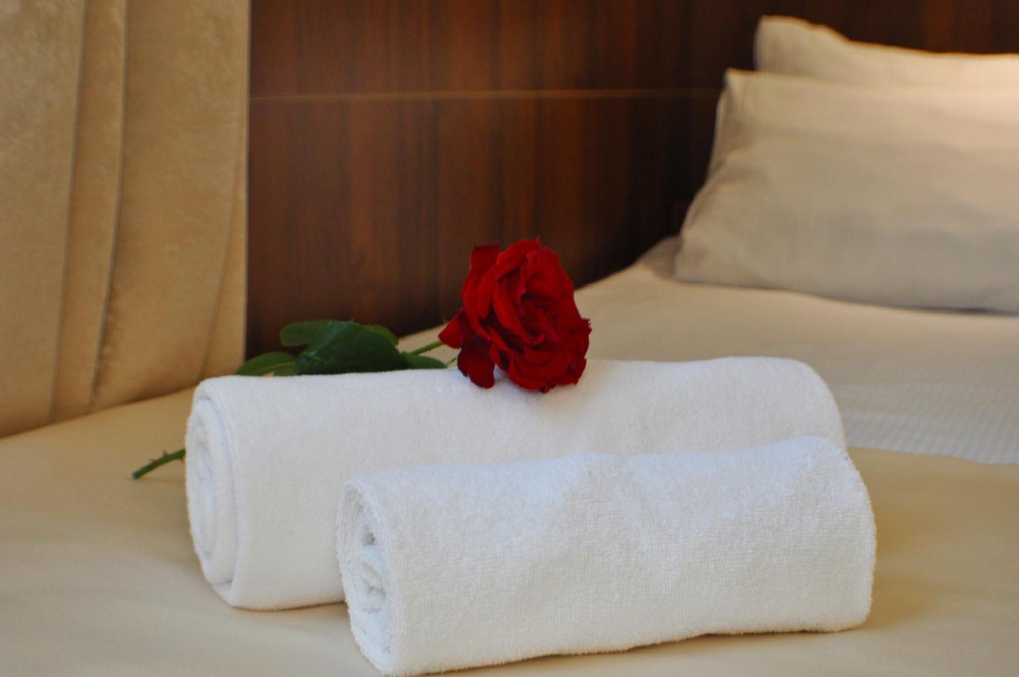 Hotel Tirest Гребишев Екстериор снимка